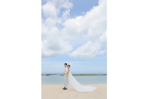 空と海の背景に映える寄り添うシルエット
