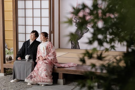 縁側に腰掛けて、緑越しに見上げる穏やかな時間