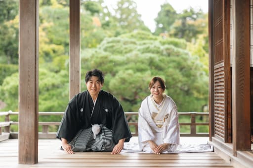 つづいては屋内に入ってご挨拶のポーズ