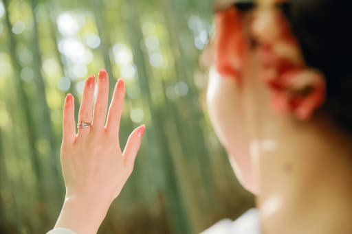 さらに、竹林の中で新婦様の指へ光が差し込むシーンを撮影しました。