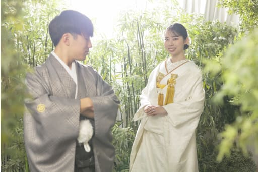 竹林に佇む二人