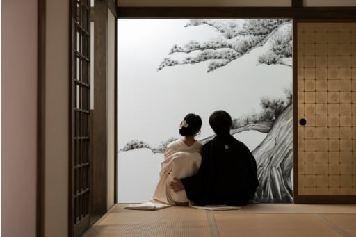 お次は少し”冬”のイメージにもなる松屏風の前での撮影！