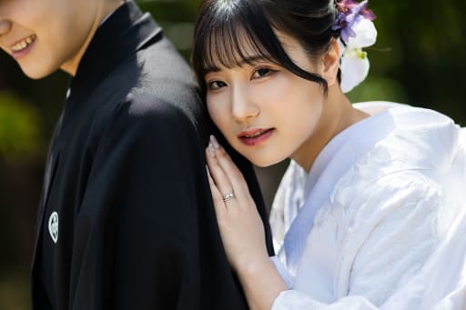 新郎様にそっと寄り添う新婦様