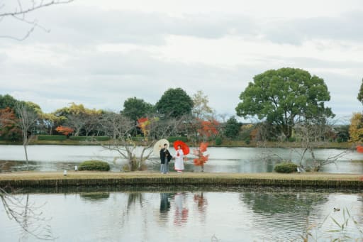 大覚寺の池を背景に♪