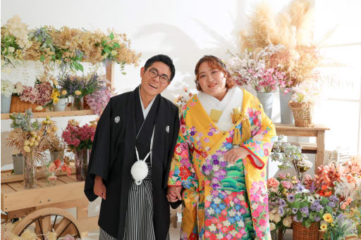 フラワーワゴンの前で手を繋いで