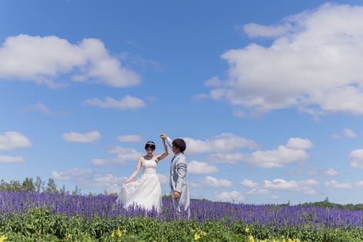 ラベンダーと似てますが実はブルーサルビアというお花です。夏から秋まで1面を彩ります。