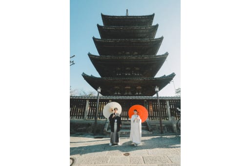お次は和傘をお持ちいただき五重塔の前でパシャリ