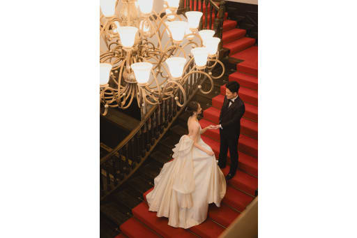 手を取り合って