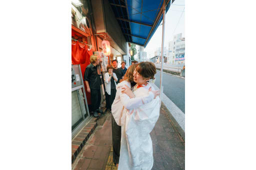 いつも訪れる馴染みの場所に、特別な白無垢と紋付姿で向かうお二人。