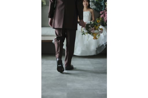 近づく新郎さん