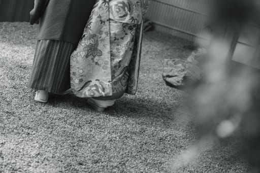 歩いている後ろ姿の足元。雰囲気を重視して撮影しました♪