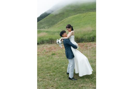 軽く体を持ち上げる自然な動きで、明るい表情が入り、写真に軽さが出ています。