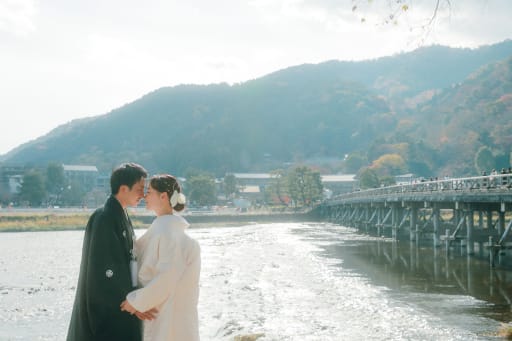 お次は渡月橋の前で。