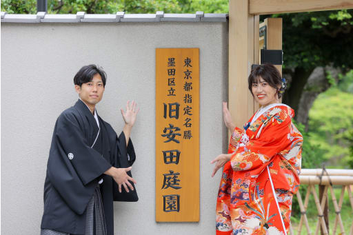 看板の前で