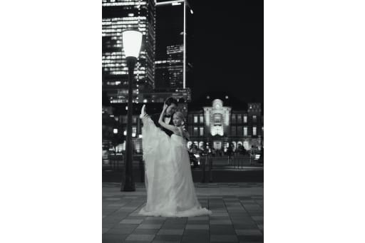 夜の東京駅をバックに美しすぎるY字ポーズ！