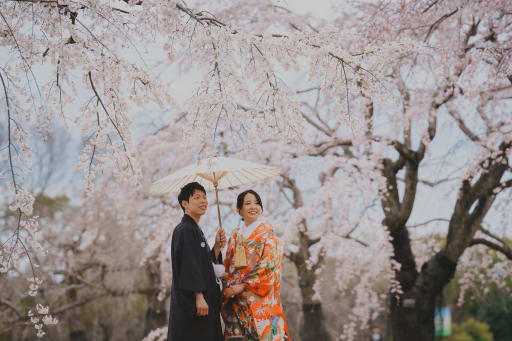 庭園の外では 桜が満開を迎えていました！春の陽気たっぷりで気持ちよかったです！お花見のお客様もいらっしゃいました！