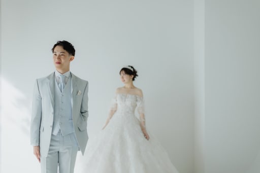 洋装はシンプルに白背景から