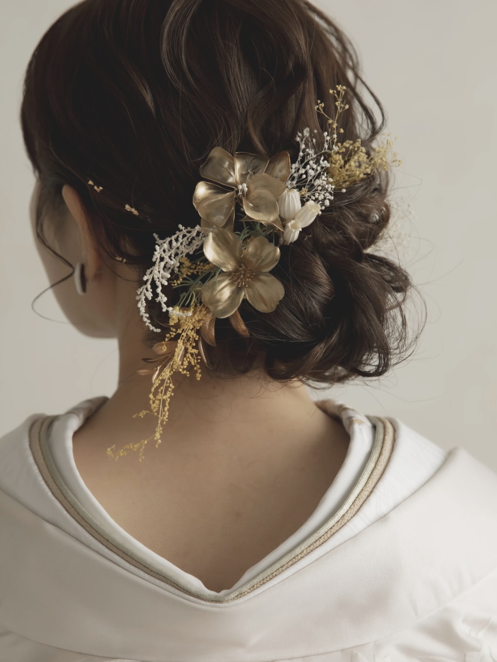 ベージュコーディネート×ゆるふわシニヨン | デコルテフォトグラフィー | 前撮り・フォトウェディング