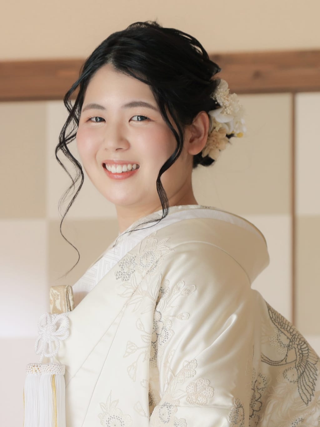 柔らかさが魅力のゆるふわシニヨン | デコルテフォトグラフィー | 前撮り・フォトウェディング