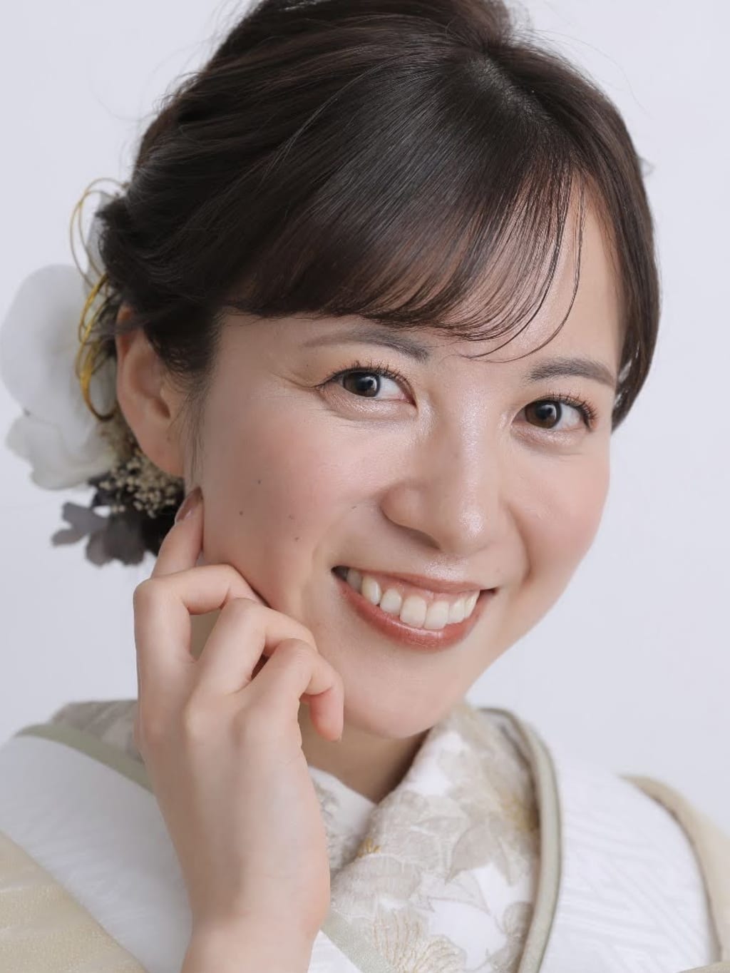 大人めふわっとシニヨン | デコルテフォトグラフィー | 前撮り・フォトウェディング