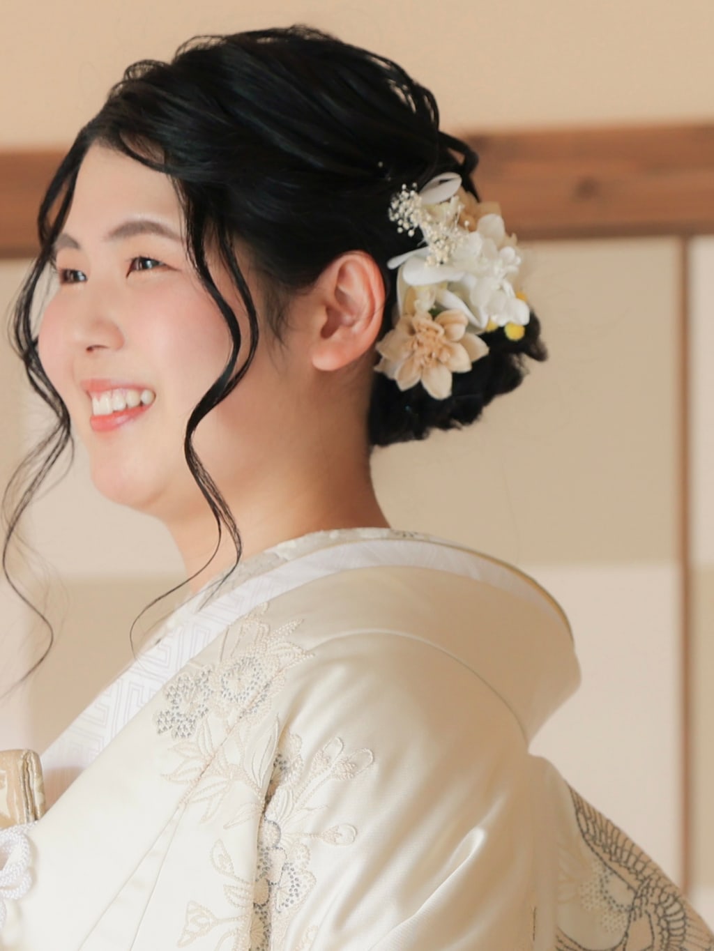 柔らかさが魅力のゆるふわシニヨン | デコルテフォトグラフィー | 前撮り・フォトウェディング