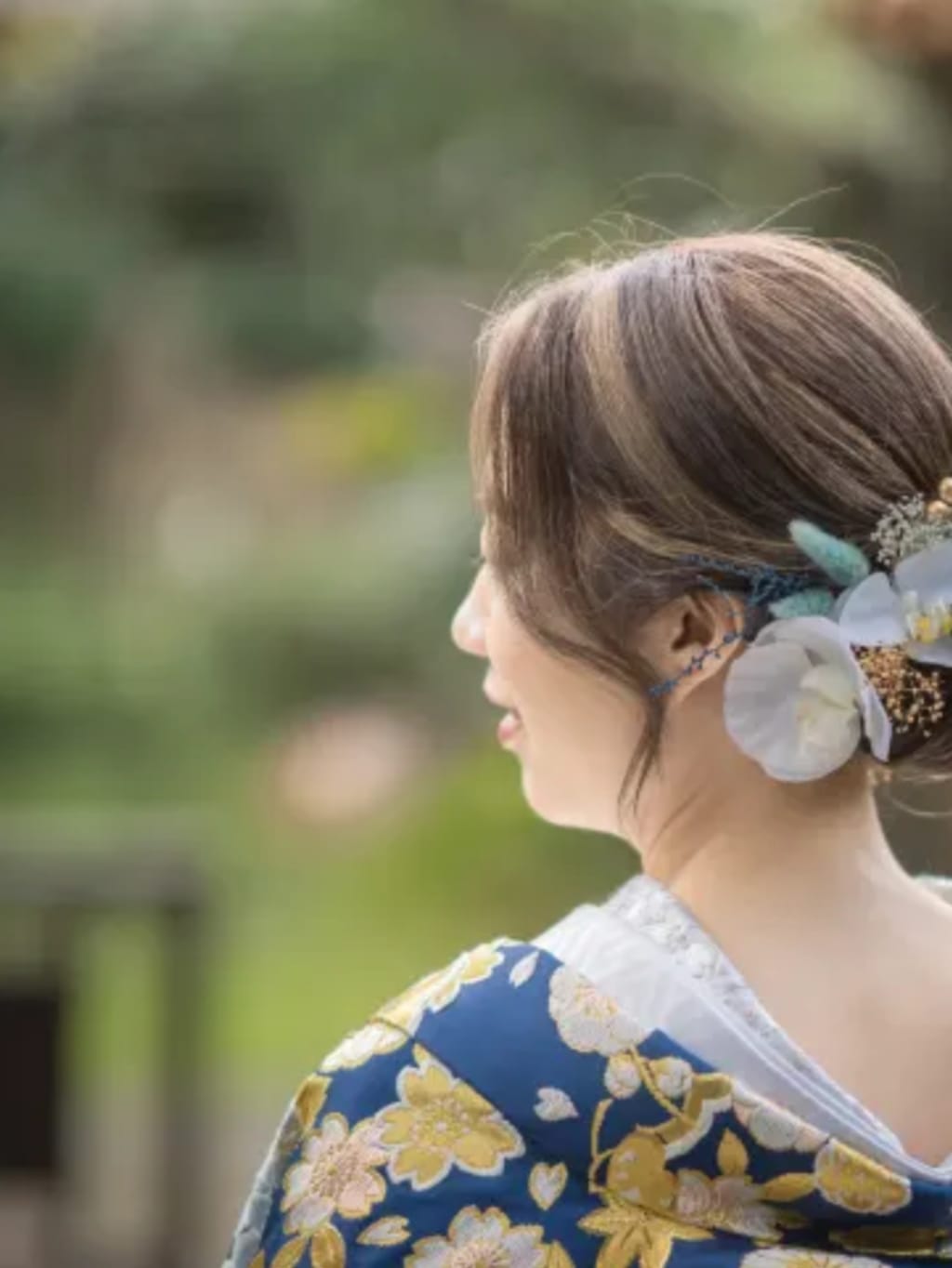 華やかタイトシニヨン | デコルテフォトグラフィー | 前撮り・フォトウェディング