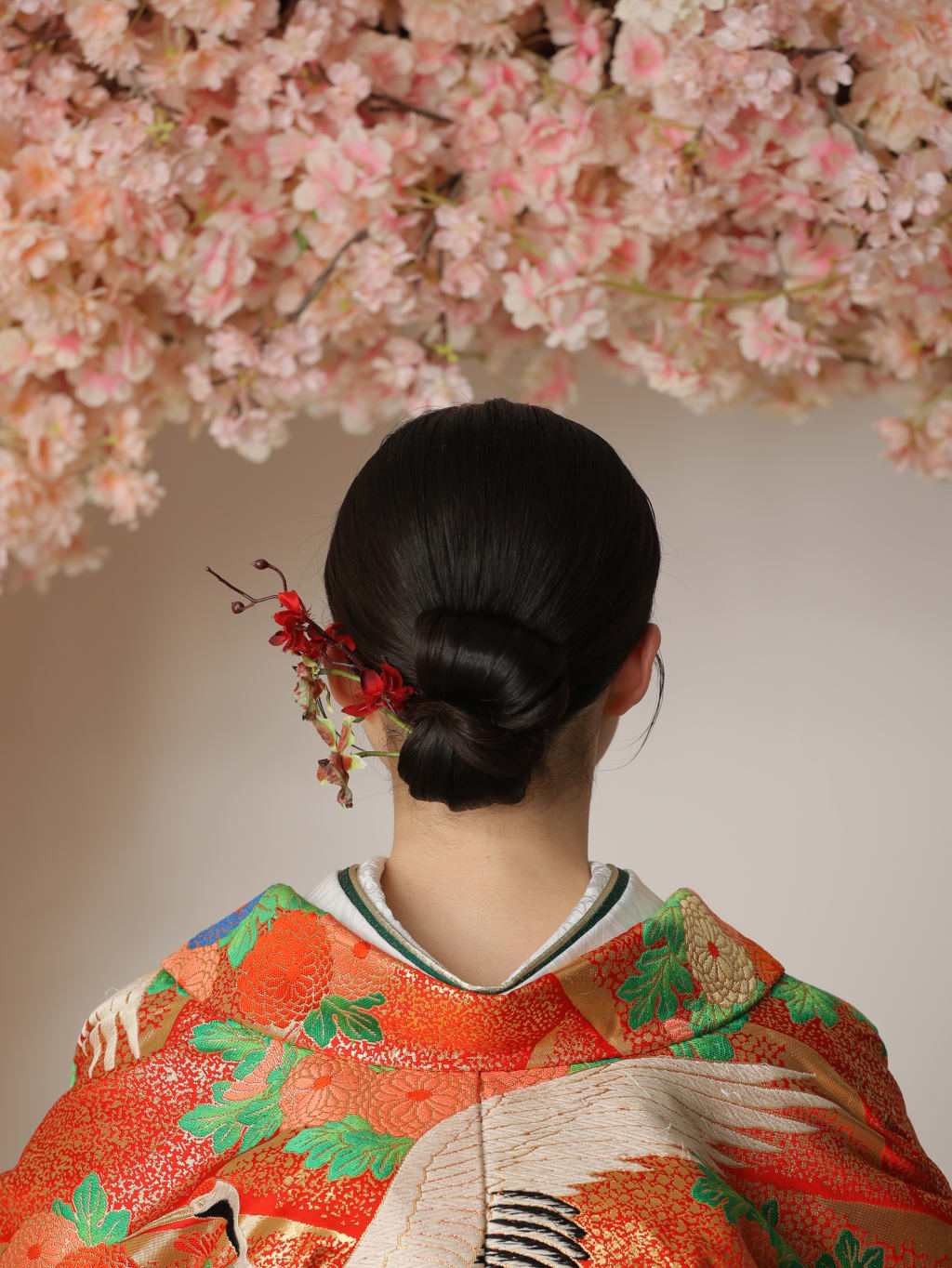 シンプル個性派シニヨン | デコルテフォトグラフィー | 前撮り・フォトウェディング