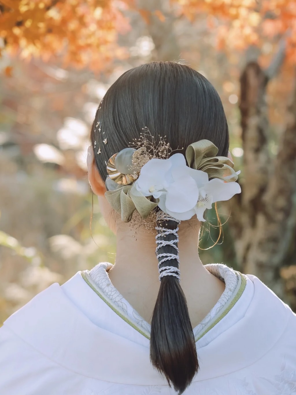 タイトなローポニー×胡蝶蘭×金箔 | デコルテフォトグラフィー | 前撮り・フォトウェディング