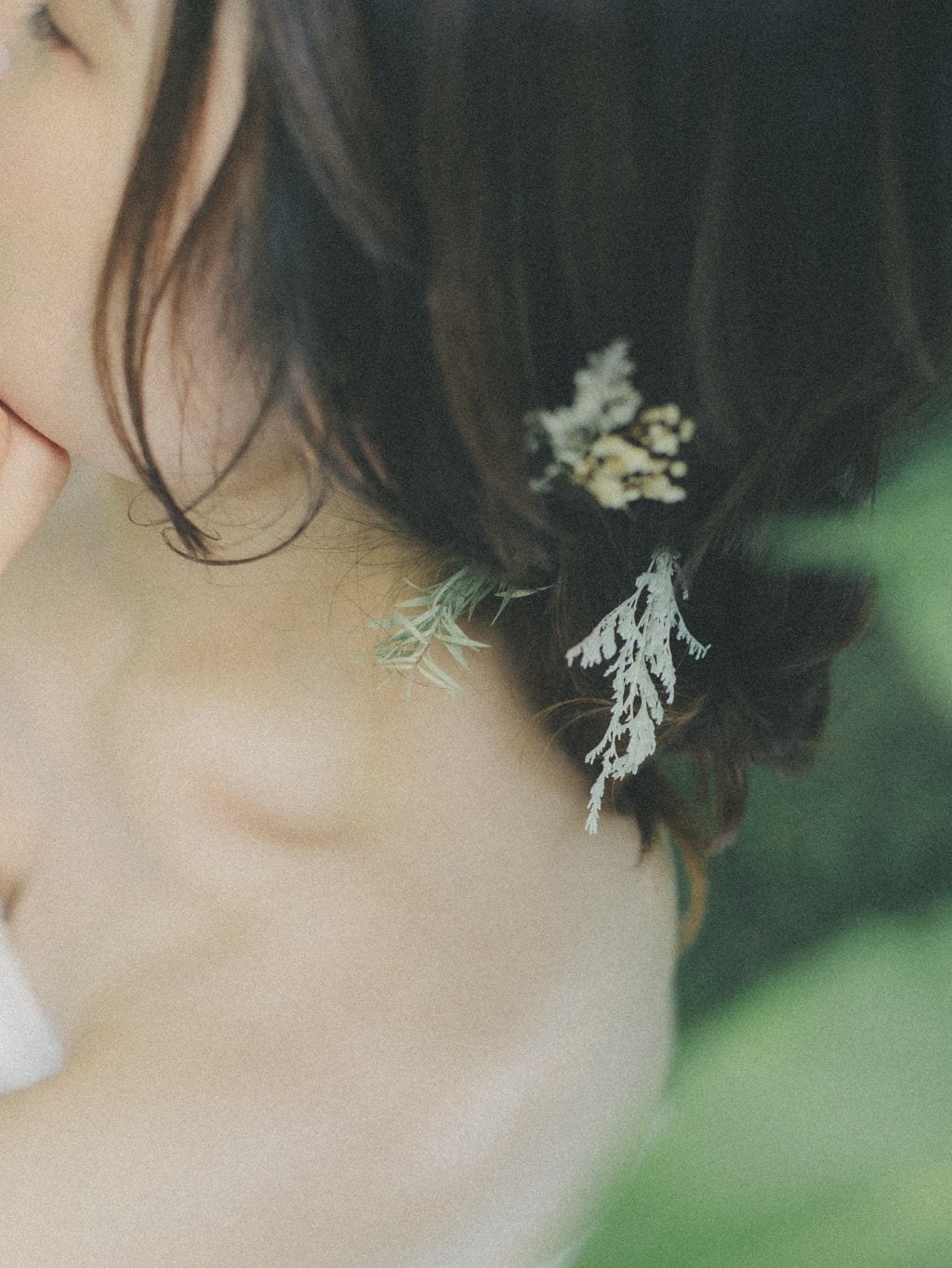 ゆるんふわんシニヨン･:*+. | デコルテフォトグラフィー | 前撮り・フォトウェディング