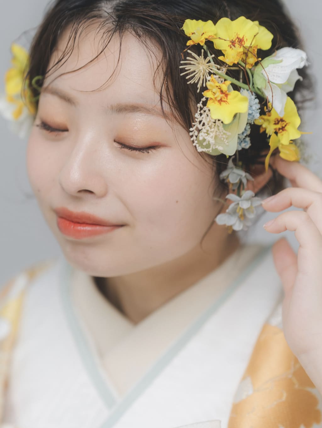 カラーメイク×ゆるふわねじりシニヨン | デコルテフォトグラフィー | 前撮り・フォトウェディング