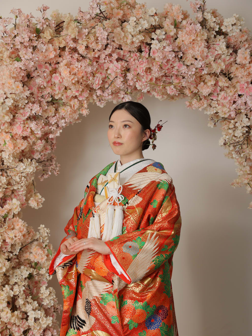 シンプル個性派シニヨン | デコルテフォトグラフィー | 前撮り・フォトウェディング