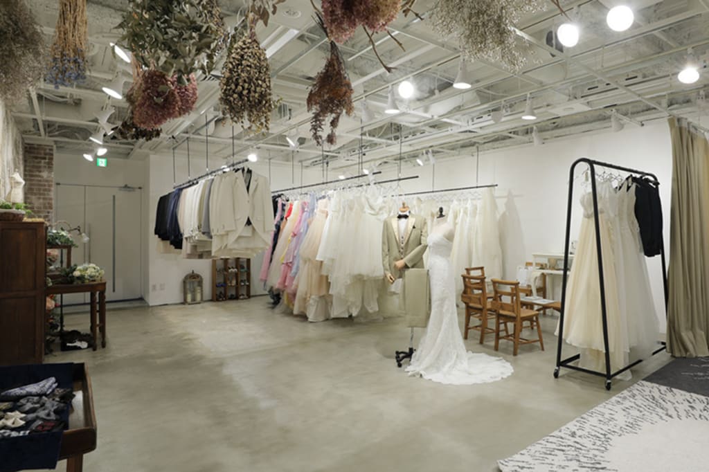 たくさんのドレス・着物から、 あなたを引き立てる最高の一着を