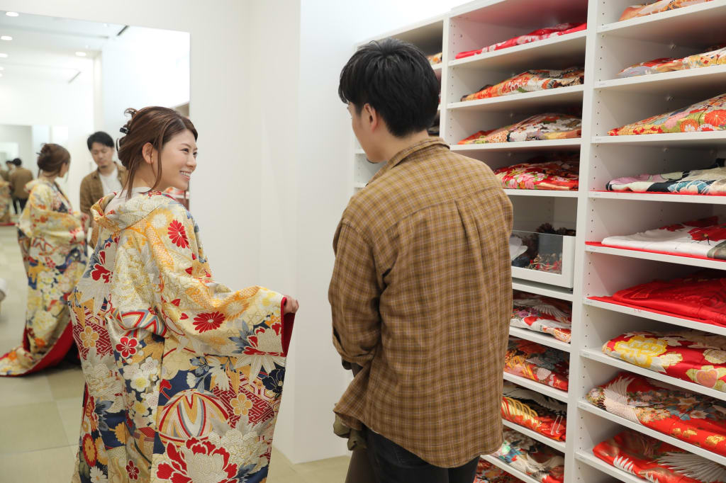 数あるドレスや着物そしてアイテム類をたくさん試着して