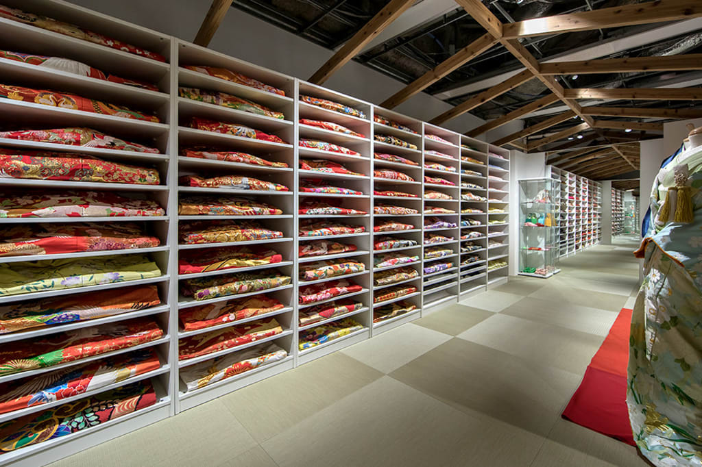 [着物ルーム]100着以上の和装がこの一室に