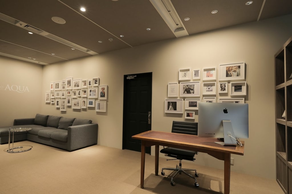 人通りを気にせず、 のんびりと過ごせる待合室