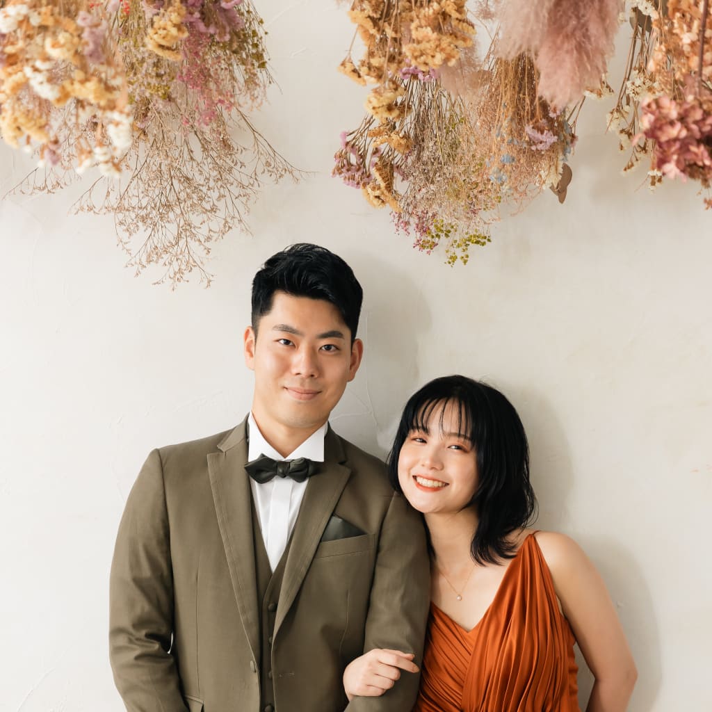 トレンド感のあるカラードレスで私らしいウエデイングフォトを！