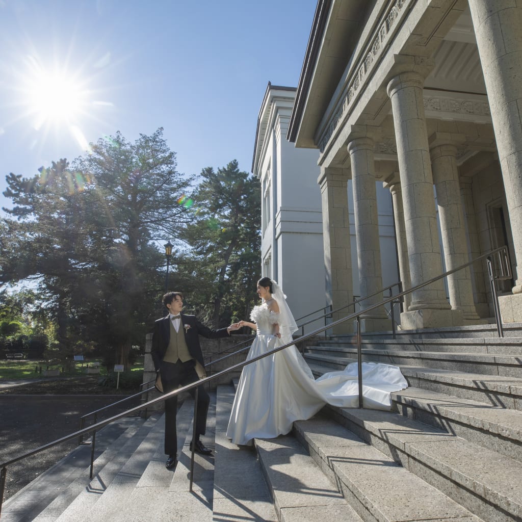 ギリシャ神殿様式の記念館での洋装撮影