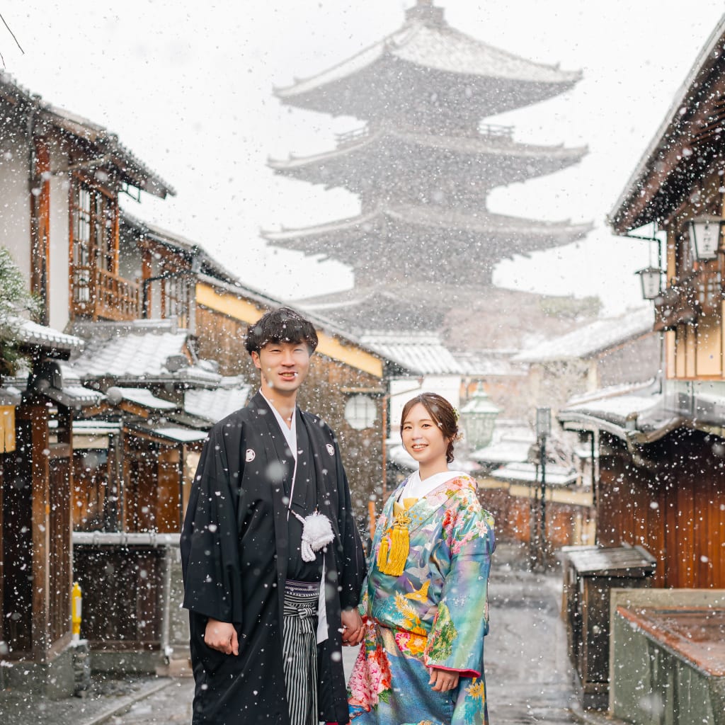 雪に包まれた京都八坂