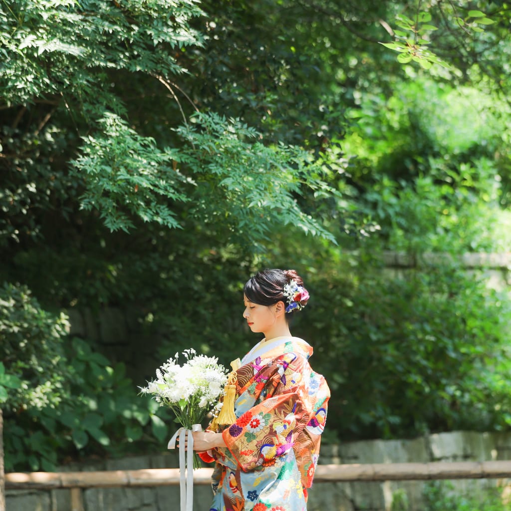 季節のお花を纏って　新緑に映える彩り豊かな色打掛　　photo by 谷澤明美