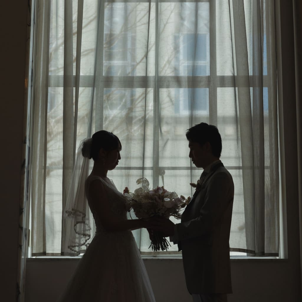 建築美の中で撮影するチャペルロケーション