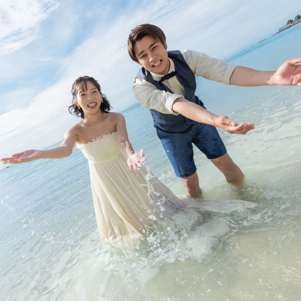 ドレスのまま海へ！インザシーで楽しむ開放感たっぷりフォト📸