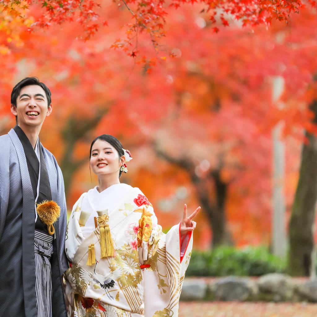 秋の嵐山、紅葉の中で