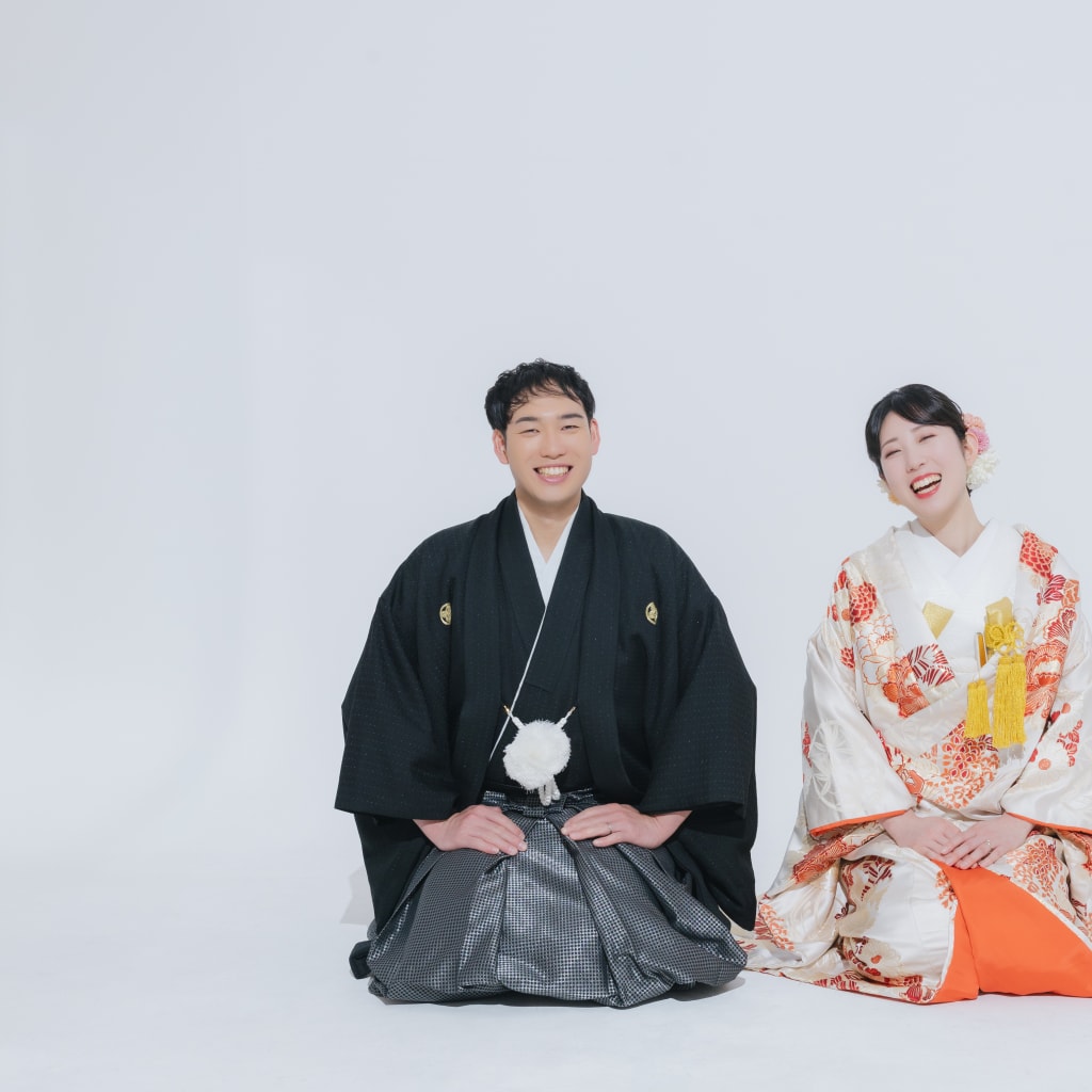 【スタジオAQUA】シンプルなスタジオで明るいフォトウェディング