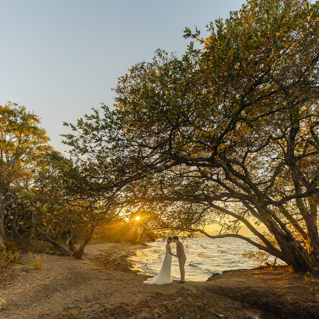 夕日に包まれる琵琶湖にて