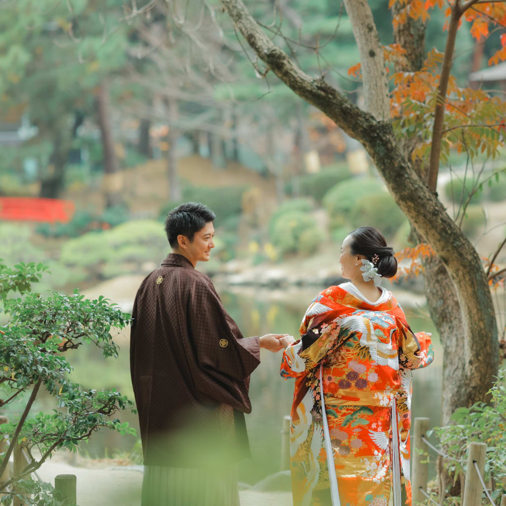 秋風と共に歩む和装と紅葉の美