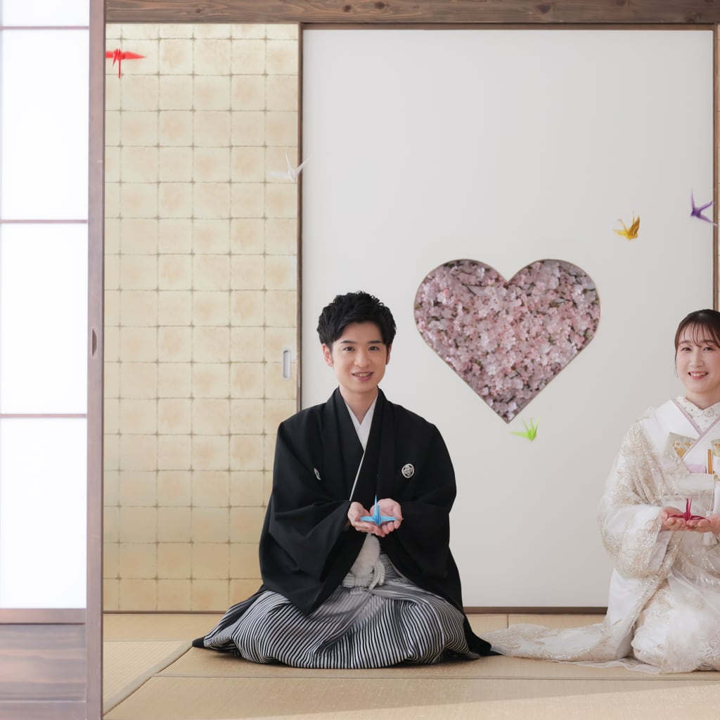 優しい微笑みと桜が織り成す、屋内庭園での和装ウェディングフォト🌸