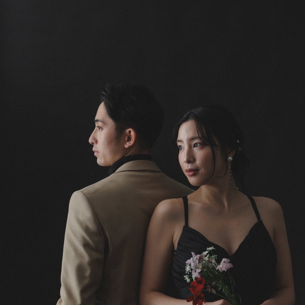 黒ドレスに合うタキシードの色とは