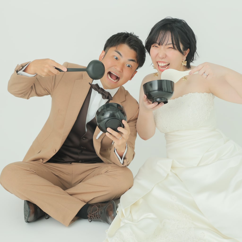 暑い夏にぴったり！爽やかな洋装スタジオでのウェディングフォト撮影