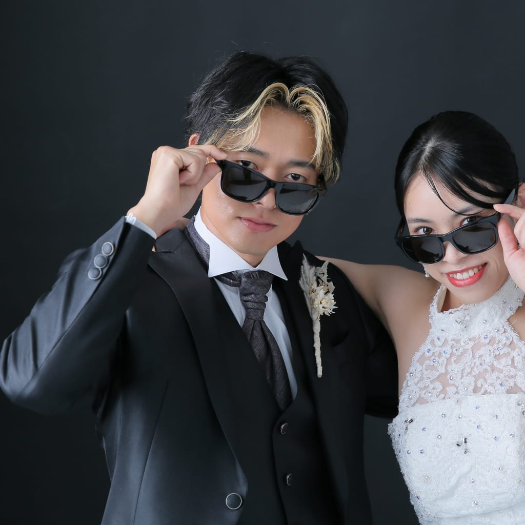 サングラスでお二人らしい写真を！