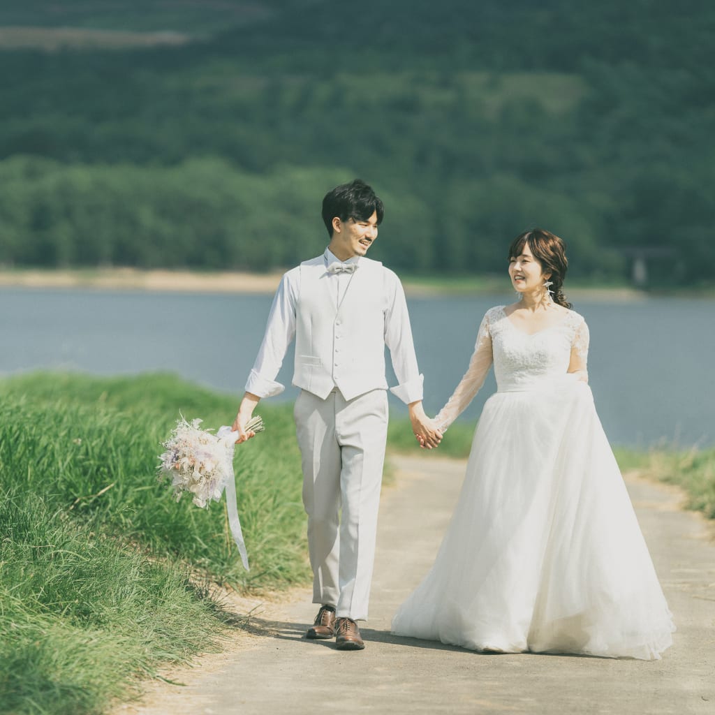 北海道の大自然と美しいかなやま湖で神聖なウエディングフォト✨